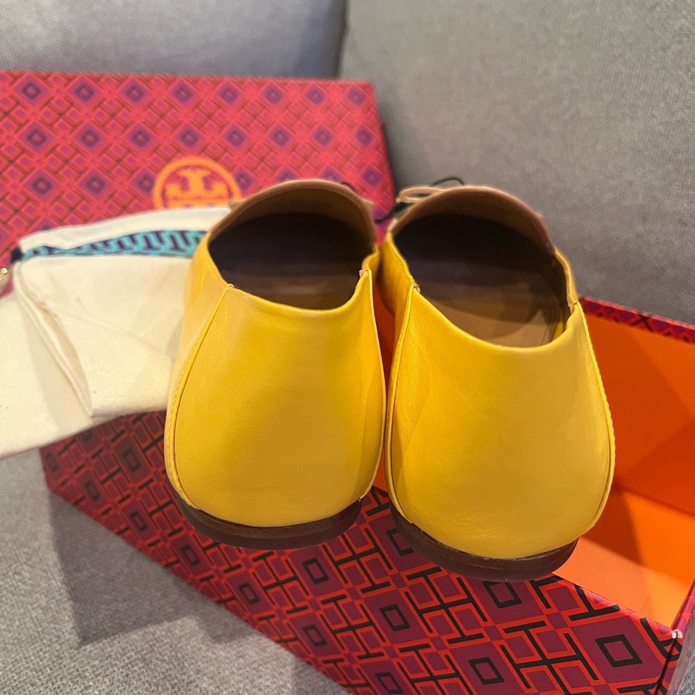NEW Tory Burch Yellow & Cream Two Tone Bow Charm Loafers - Picture 6 of 8